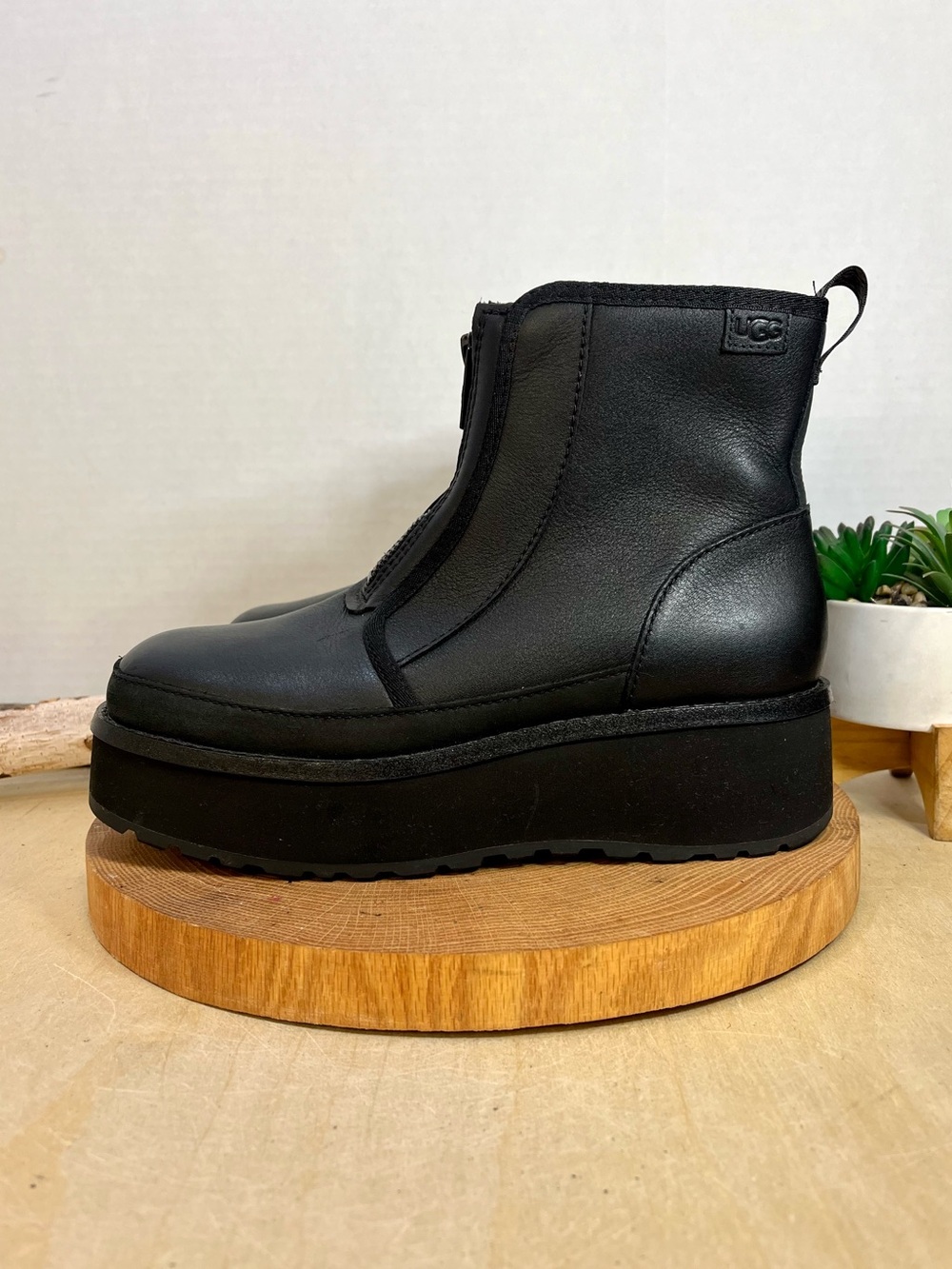 NWOB UGG Cityfunc Zip Black Water Resistant Leather Platform Boots Size 8